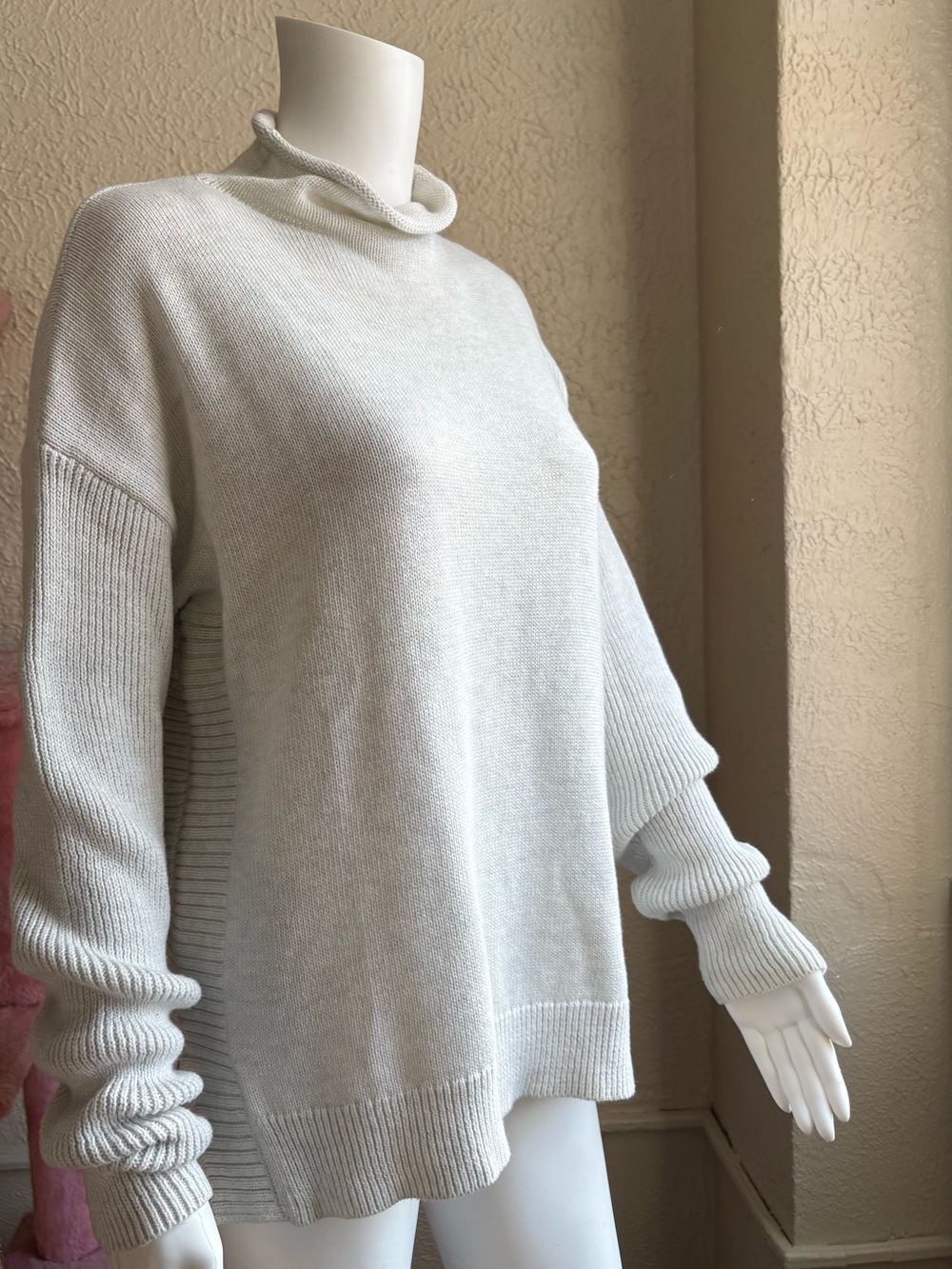 Tahari Sweater Size Medium